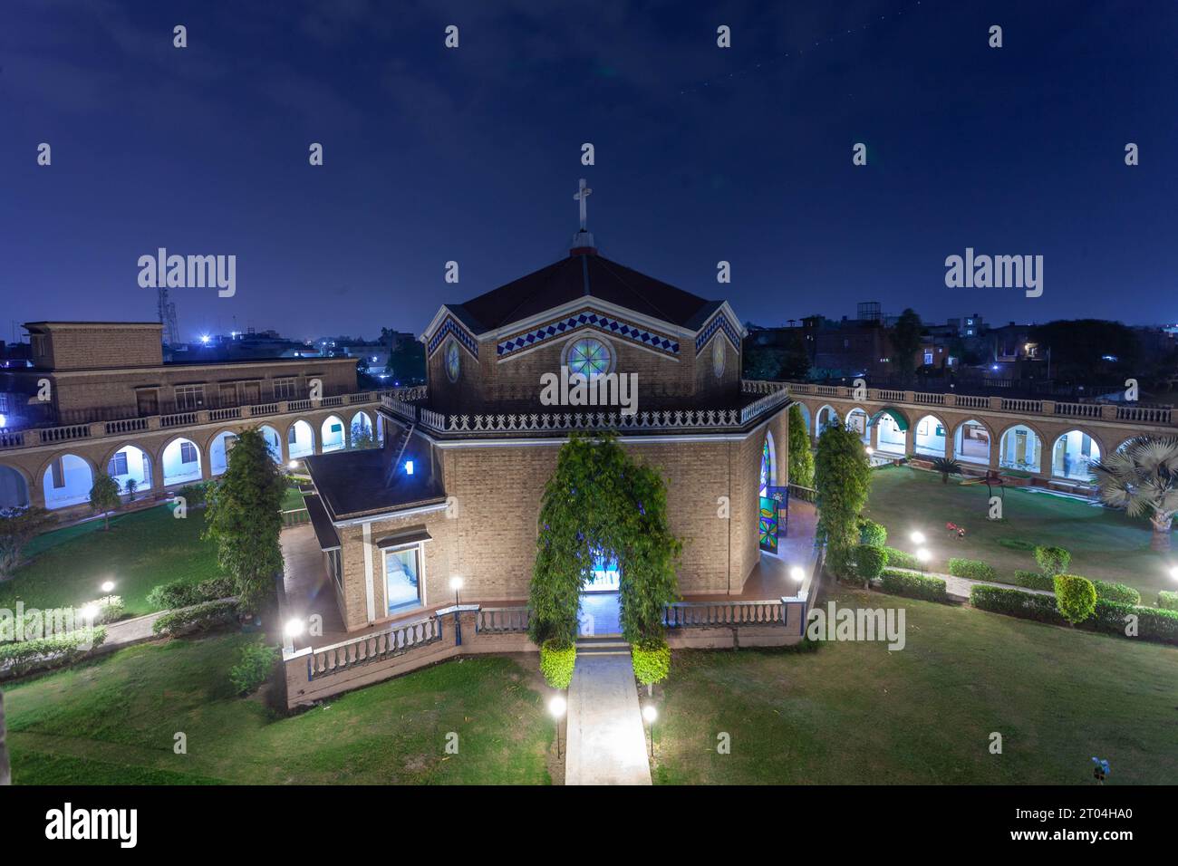 Das Bild des Renewal Center Lahore fängt eine exquisite Mischung aus atemberaubender Architektur und üppigem Grün ein und schafft eine harmonische Oase. Stockfoto