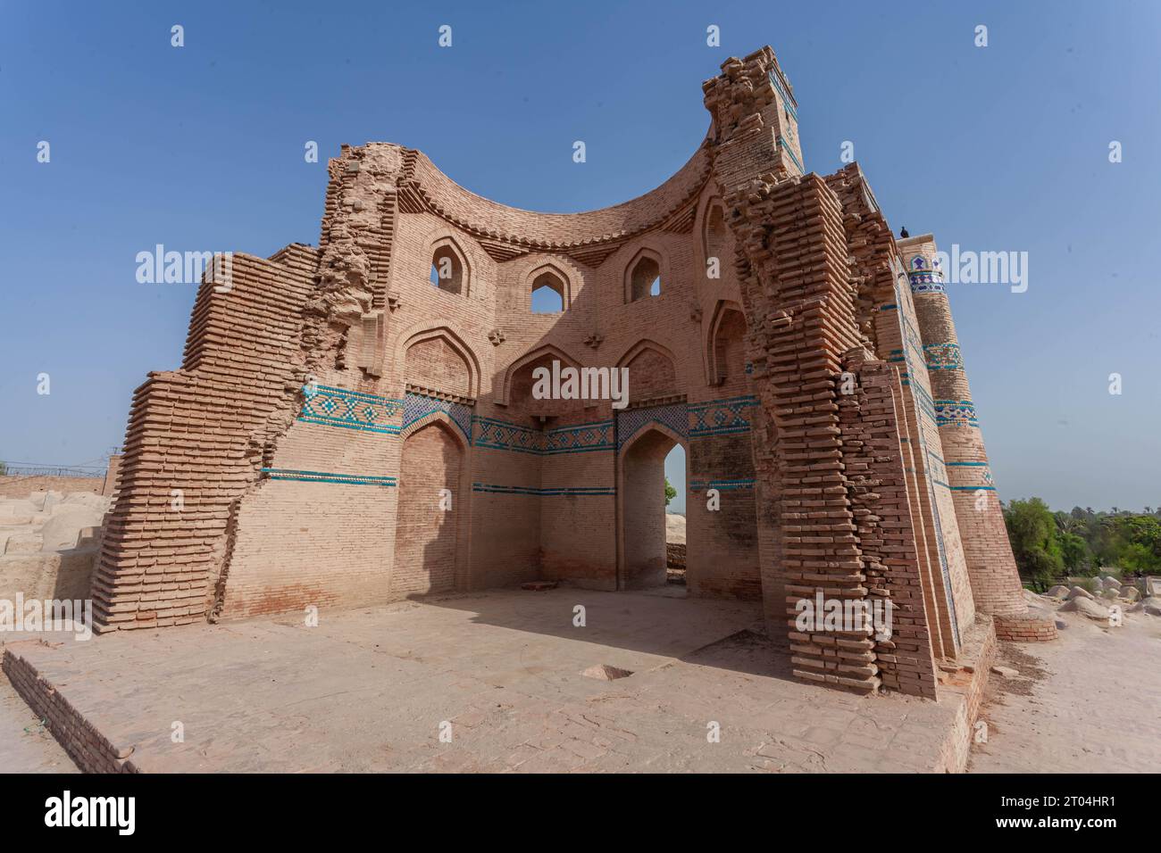 Das majestätische Uch Sharif: Ein Blick in die Geschichte. Der Panoramablick auf Uch Sharif mit seinen architektonischen Schätzen, die die Skyline anmutig prägen. Stockfoto