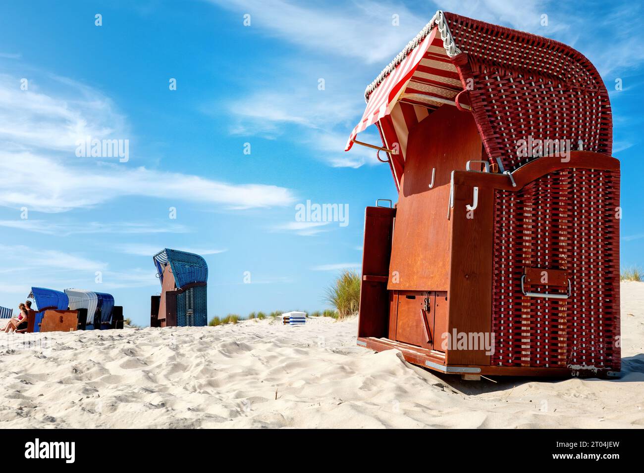 Insel Borkum. Nordseestrand mit Liegestühlen und blauem Himmel Stockfoto