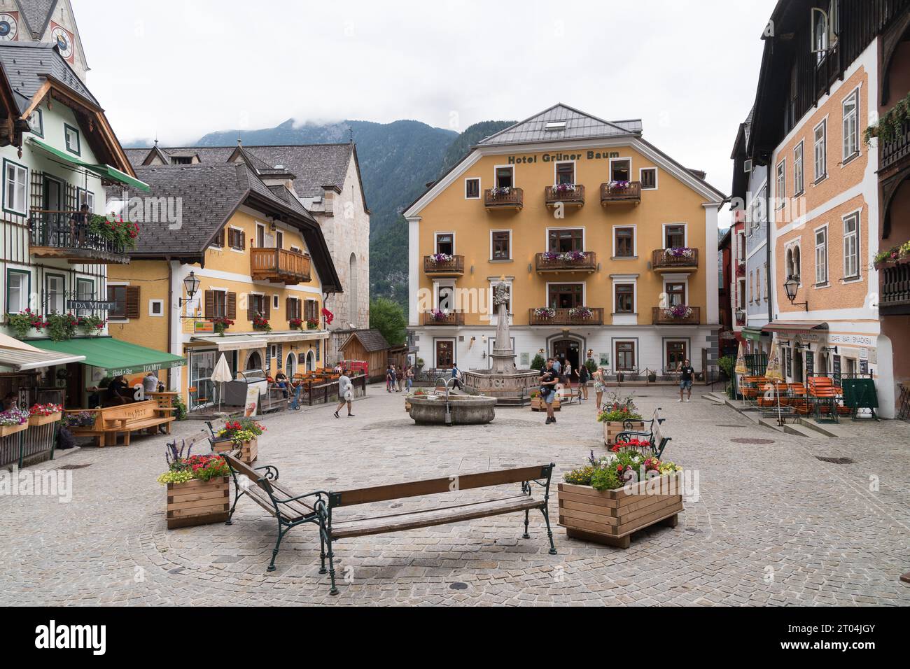 Der Marktplatz im historischen Zentrum von Hallstatt, Oberösterreich, wird als einer der schönsten und instagrammbarsten der Stadt bezeichnet Stockfoto