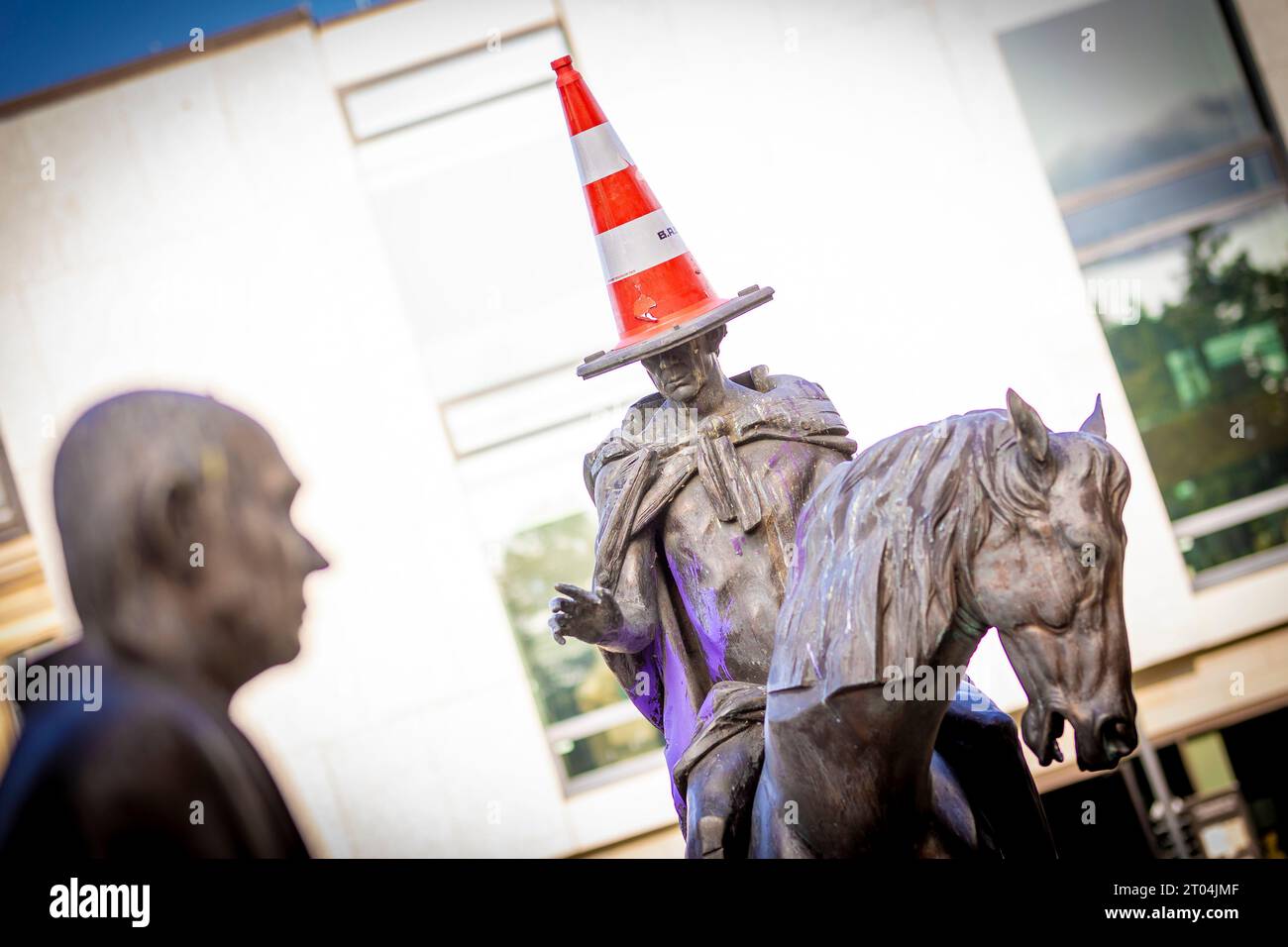 Hannover, Deutschland. Oktober 2023. Unbekannte Personen haben auf dem Göttinger Siebenplatz einen Verkehrskegel auf die Reiterfigur von König Ernst August des Künstlers Floriano Bodini gelegt. Kredit: Moritz Frankenberg/dpa/Alamy Live News Stockfoto