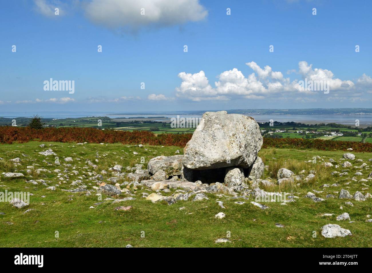 King Arthur's Stone Up auf dem Cefn Bryn Ridge auf der Gower AONB Halbinsel an einem sonnigen Septembertag - Parkplatz in der Nähe. 8 km langer Old Red Sandstone Stockfoto
