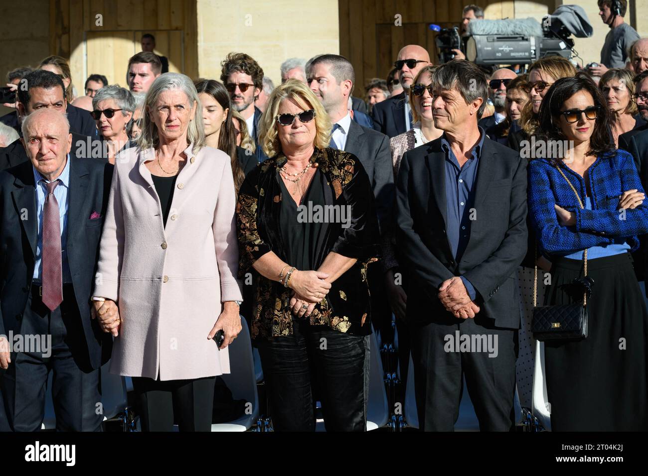 Paris, Frankreich. Oktober 2023. Louis Edouard Carrere, Nathalie Carrere, Marina Carrere D Encausse und Emmanuel Carrere während einer nationalen Hommage an die späte französische Historikerin und ewige Sekretärin der Academie Francaise (Französische Akademie) Helene Carrere d’Encausse im Hotel des Invalides in Paris, Frankreich am 3. Oktober 2023. Foto: Eric Tschaen/Pool/ABACAPRESS.COM Credit: Abaca Press/Alamy Live News Stockfoto