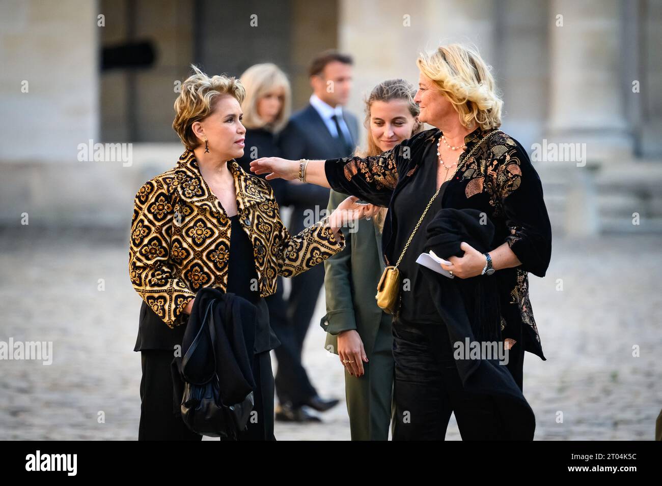 Paris, Frankreich. Oktober 2023. Großherzogin Maria Teresa von Luxemburg und Marina Carrere d’Encausse, während einer nationalen Hommage an die späte französische Historikerin und ewige Sekretärin der Academie Francaise (Französische Akademie) Helene Carrere d’Encausse im Hotel des Invalides in Paris, Frankreich am 3. Oktober 2023. Foto: Eric Tschaen/Pool/ABACAPRESS.COM Credit: Abaca Press/Alamy Live News Stockfoto