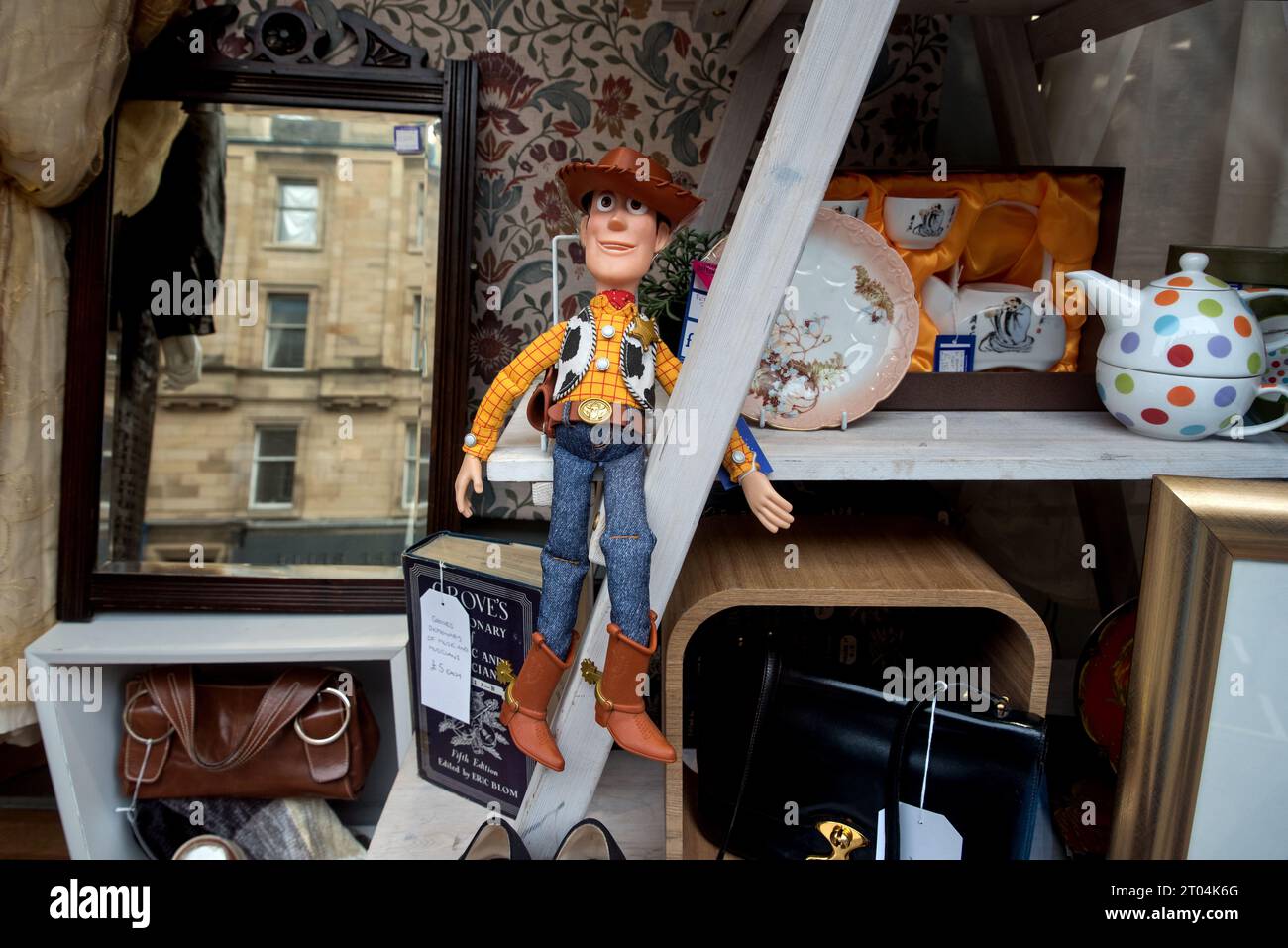 Woody Puppe, eine Figur aus dem Disney Toy Story Movie im Fenster eines Wohltätigkeitsgeschäfts in Edinburgh, Schottland, Großbritannien. Stockfoto