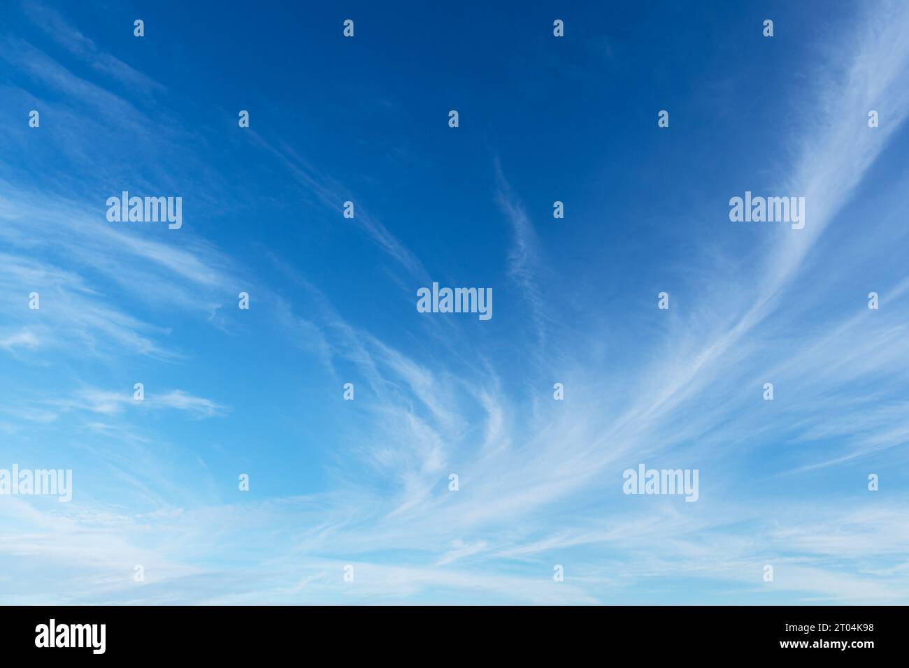 Weiße Schleierwolken am blauen Himmel. Stockfoto