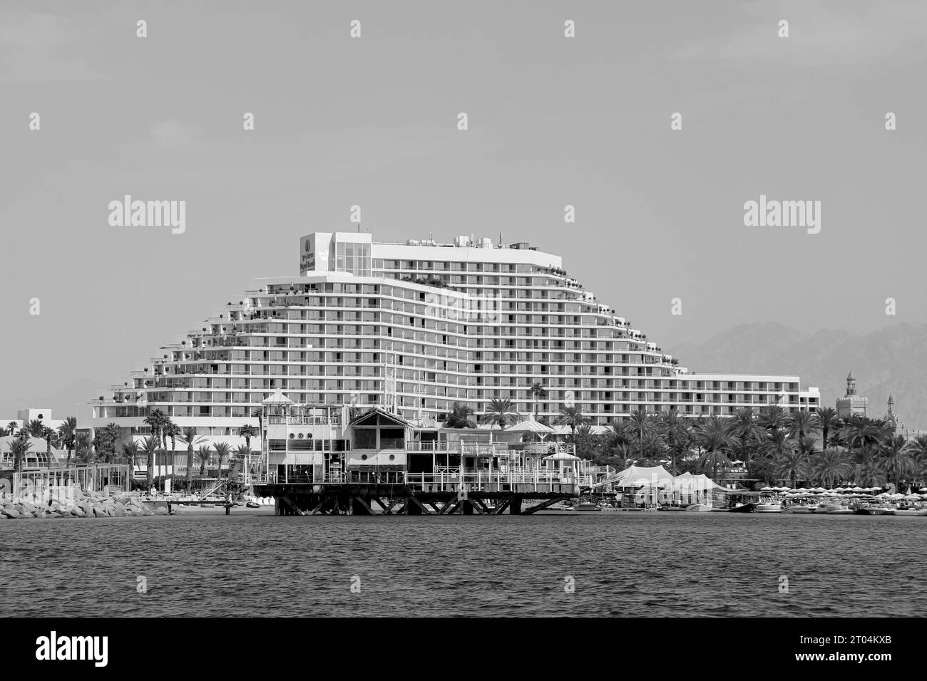 Schwarz-weiß Blick auf das Royal Beach Hotel am Isrotel vom Roten Meer aus Stockfoto