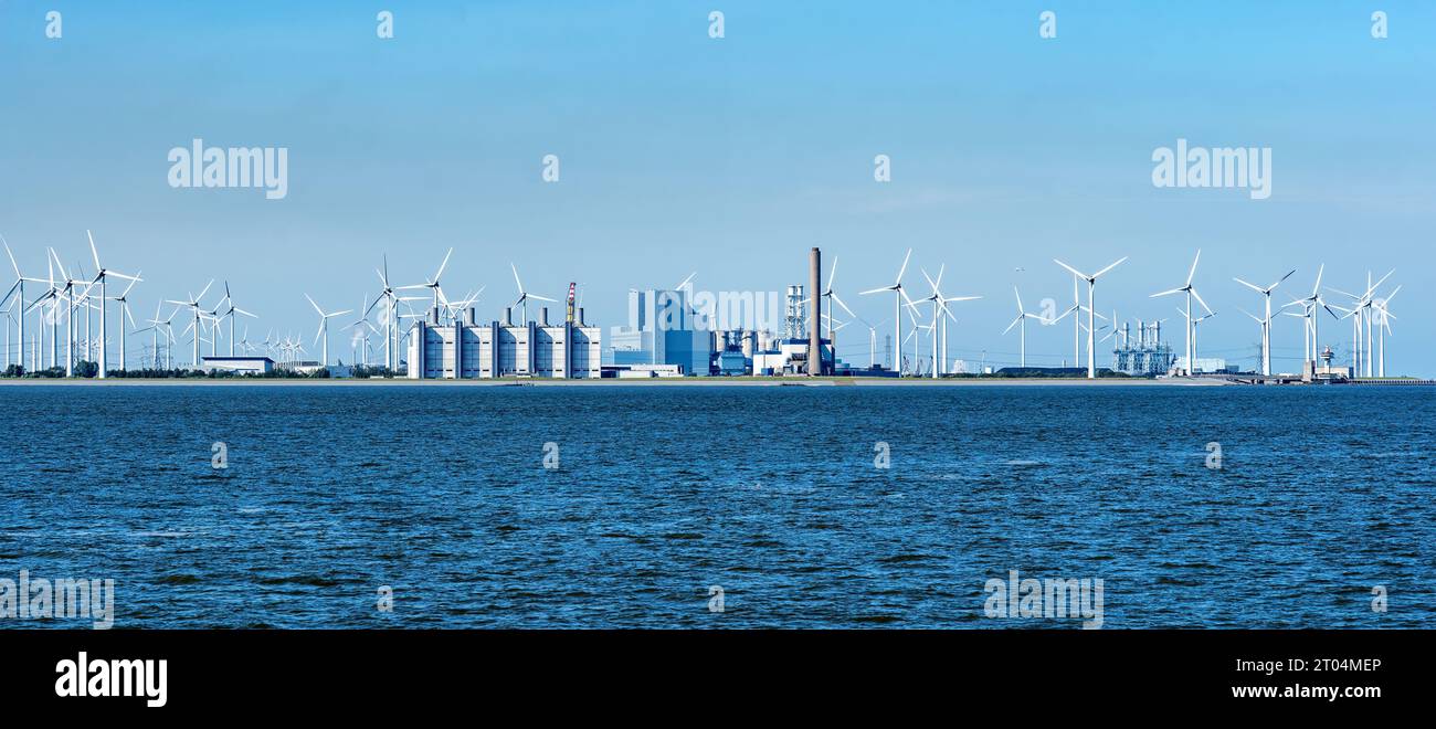 Kraftwerk Eemshaven. Das Kraftwerk Eemshaven ist ein Kohlekraftwerk in den Niederlanden. Es ist eines von mehreren großen Kraftwerken in der Eemsha Stockfoto