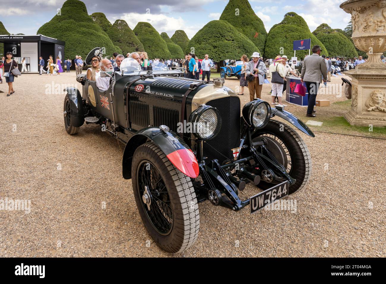 Prinz Michael von Kent fährt den 1929 4,5 Liter Le Mans Vanden Plas Stanley Mann Bentley im Concours of Elegance 2023, Hampton Court Palace, London Stockfoto