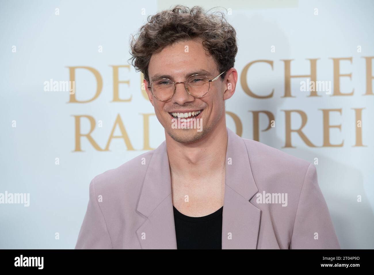 KAMRAD, Musiker, Roter Teppich, Roter Teppich Show, Ankunft, Ankunft, Verleihung des Deutschen Radiopreises 2023 in Hamburg am 07.09.2022, *** KAMRAD, Musiker, Roter Teppich, Roter Teppich Show, Anreise, Ankunft, Deutscher Rundfunkpreis 2023 in Hamburg am 07 09 2022, Credit: Imago/Alamy Live News Stockfoto