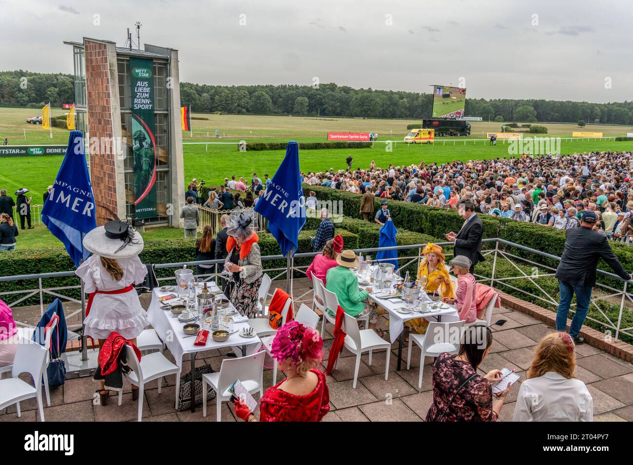 03.10.2023, elegante Damen mit Hüten beim Renntag der deutschen Einheit auf der Galopprennbahn Hoppegarten, Hoppegarten, Brandenburg, Deutschland 03.10.2023, elegante Damen mit Hüten beim Renntag der deutschen Einheit auf der Galopprennbahn Hoppegarten, Hoppegarten, Brandenburg, Deutschland *** 03 10 2023, elegante Damen mit Hüten beim Renntag der Deutschen Einheit auf der Rennstrecke Hoppegarten, Brandenburg 03 10 2023, elegante Damen mit Hüten am Renntag der Deutschen Einheit auf der Rennstrecke Hoppegarten, Brandenburg, Deutschland Credit: Imago/Alamy Live News Stockfoto