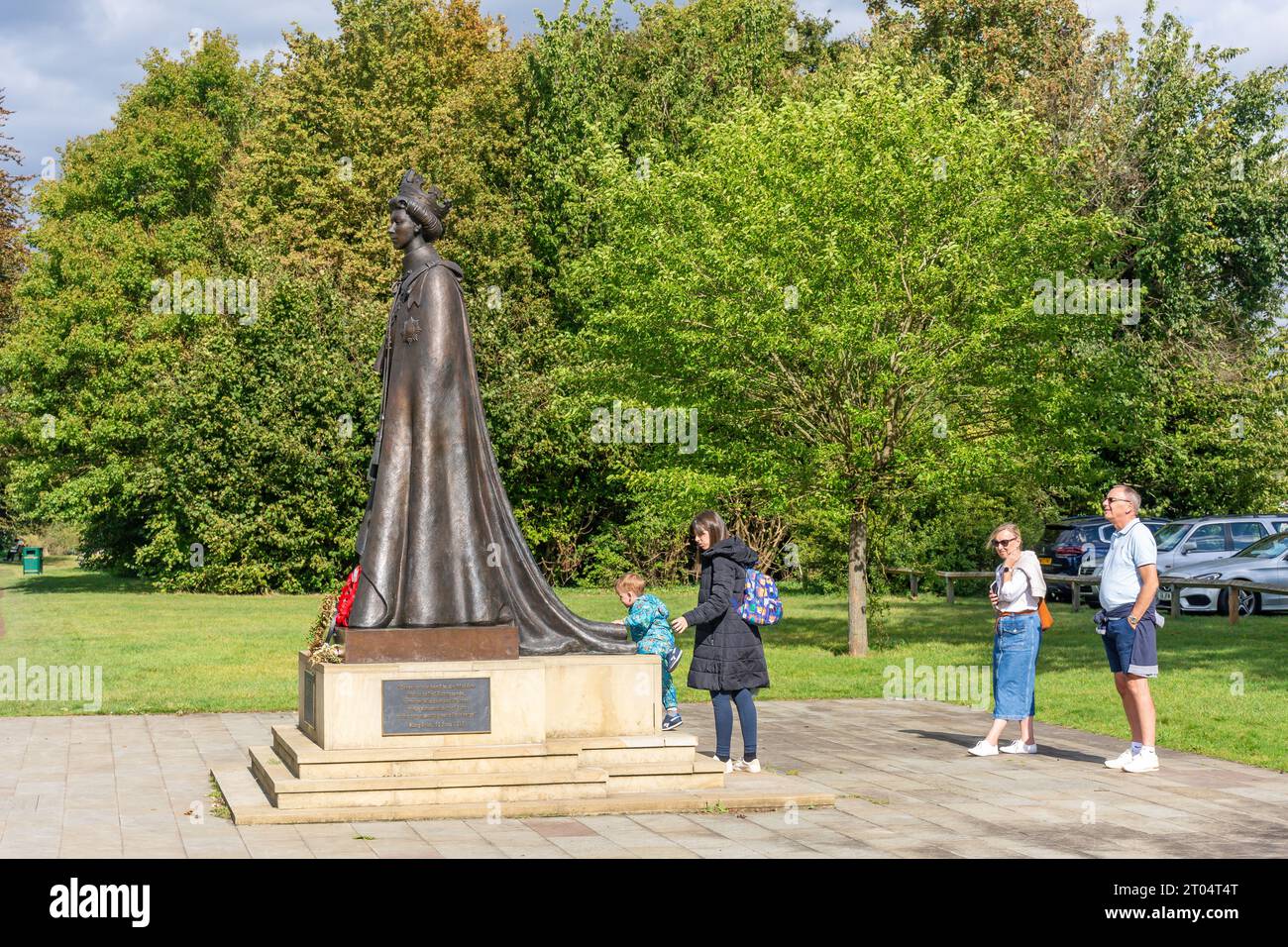 H.M.Elizabeth II Magna Carta Statue, Runnymede Pleasure Ground, Runnymede, Surrey, England, Vereinigtes Königreich Stockfoto