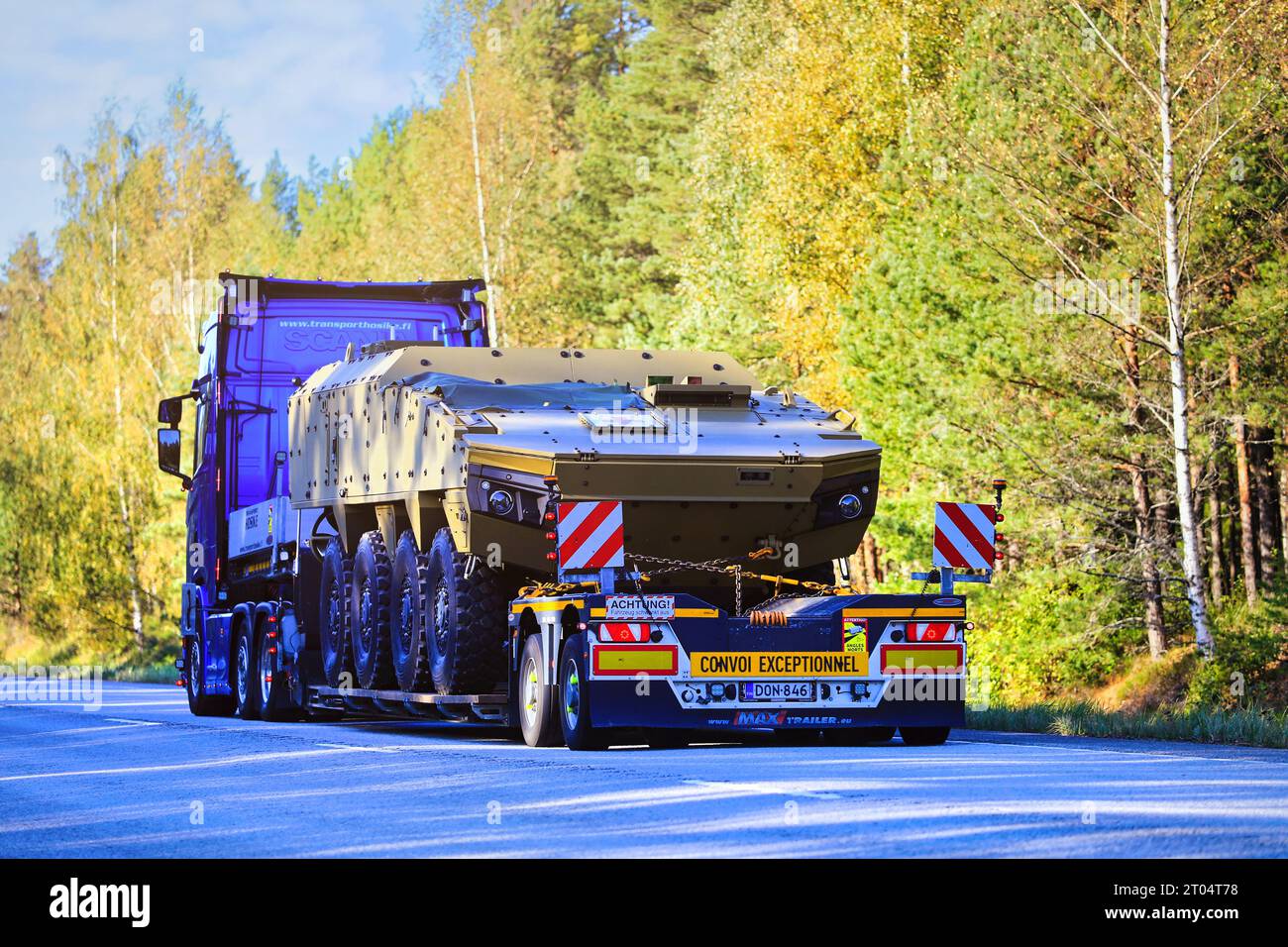 Scania Truck transportiert das Rote Kreuz auf einem Lowboy-Anhänger als außergewöhnliche Last auf der Autobahn. Raasepori, Finnland. September 2023. Stockfoto