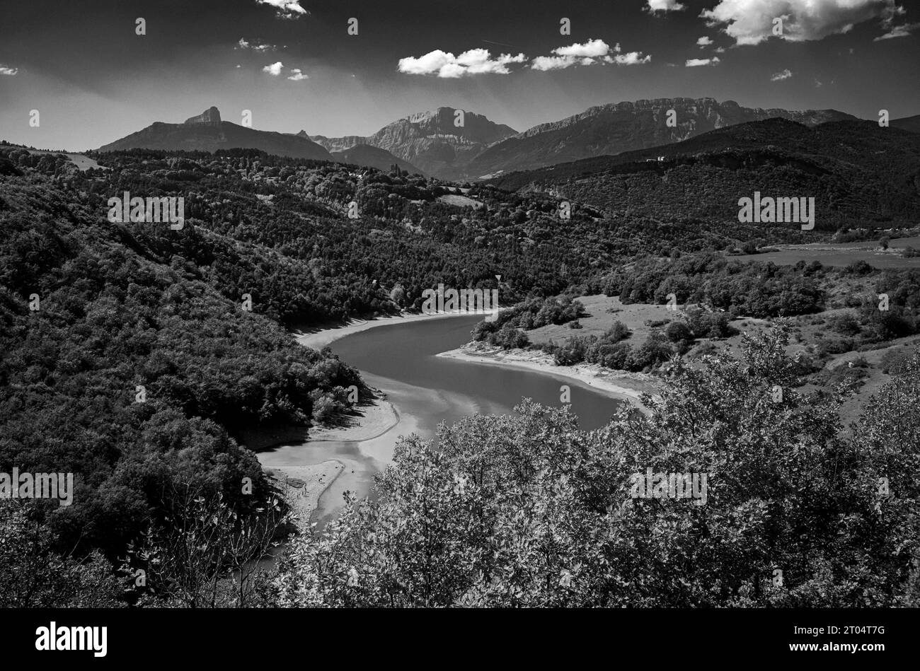 Blick nach Nordwesten über den See Montynard Avignonet (Lac de Montynard-Avignonet) oberhalb der Passerelle du DRAC über bewaldete Hügel in die Ausläufer des Stockfoto
