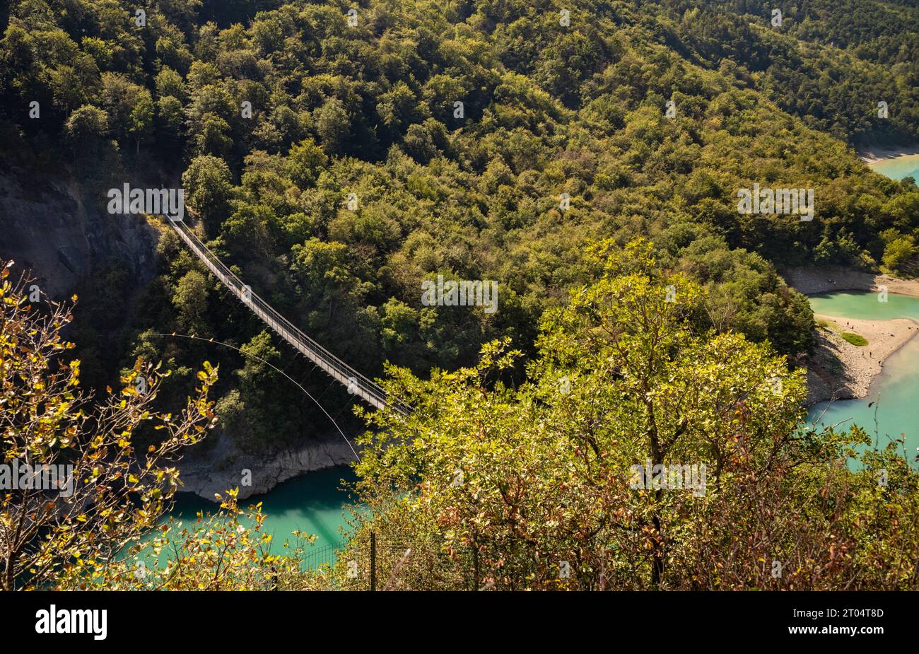 Blick hinunter auf die Passerelle du DRAC (DRAC-Fußgängerbrücke) über den Montynard-Avignonet-See in einem beliebten hügeligen und bewaldeten Gebiet von natürlicher Schönheit, bekannt als Stockfoto