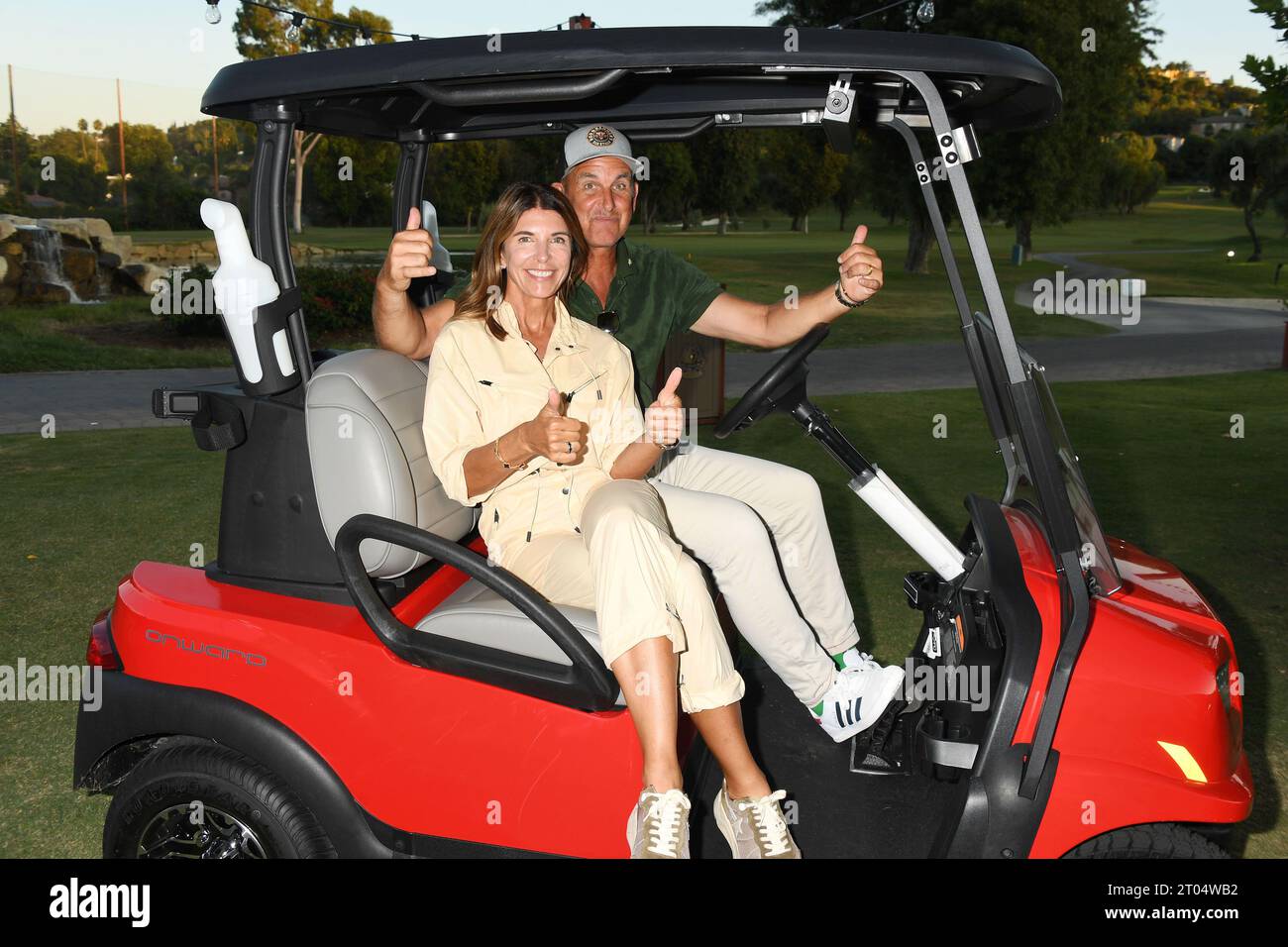 TARZANA, KALIFORNIEN - 2. OKTOBER: (L-R) Robin Cegelski und Rodney 'Rod' Cegelski besuchen die Music Forward Foundation Golf Classic im El Caballero Coun Stockfoto