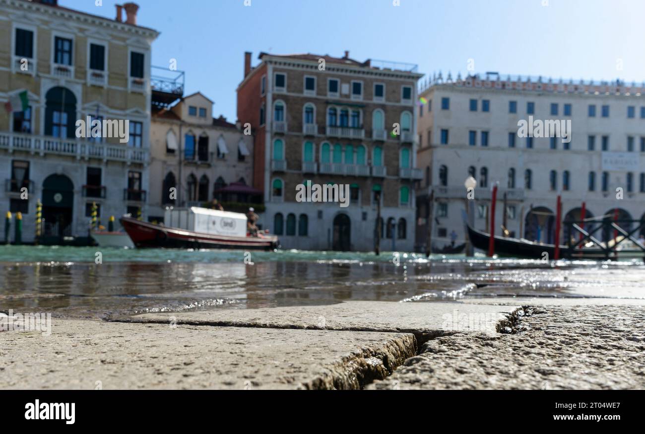 Verschwommener Blick auf die Paläste am Kanal in Venedig während des Hochwassers in der Stadt in der Nähe der berühmten Rialto-Brücke Stockfoto