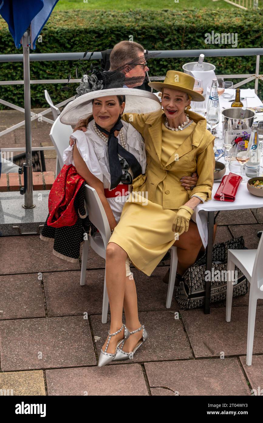 03.10.2023, Manuela Vobach und Britt Kanja beim Renntag der deutschen Einheit auf der Galopprennbahn Hoppegarten, Hoppegarten, Brandenburg, Deutschlan Stockfoto