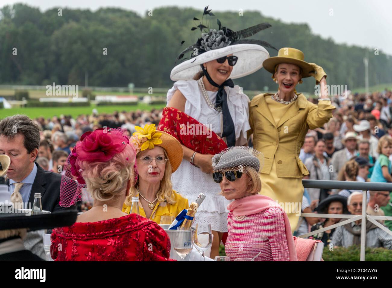 03.10.2023, elegante Damen mit Hüten beim Renntag der deutschen Einheit auf der Galopprennbahn Hoppegarten, Hoppegarten, Brandenburg, Deutschland Stockfoto