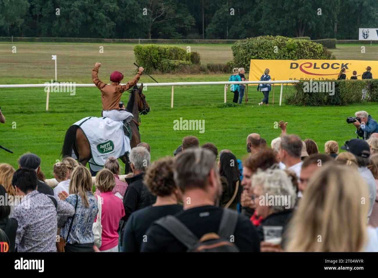 03.10.2023, Galopprennbahn Hoppegarten, Lord Charming mit Rene Piechulek gewinnt den 33. Preis der Deutschen Einheit. Galopprennbahn HoppegartenRennta Stockfoto