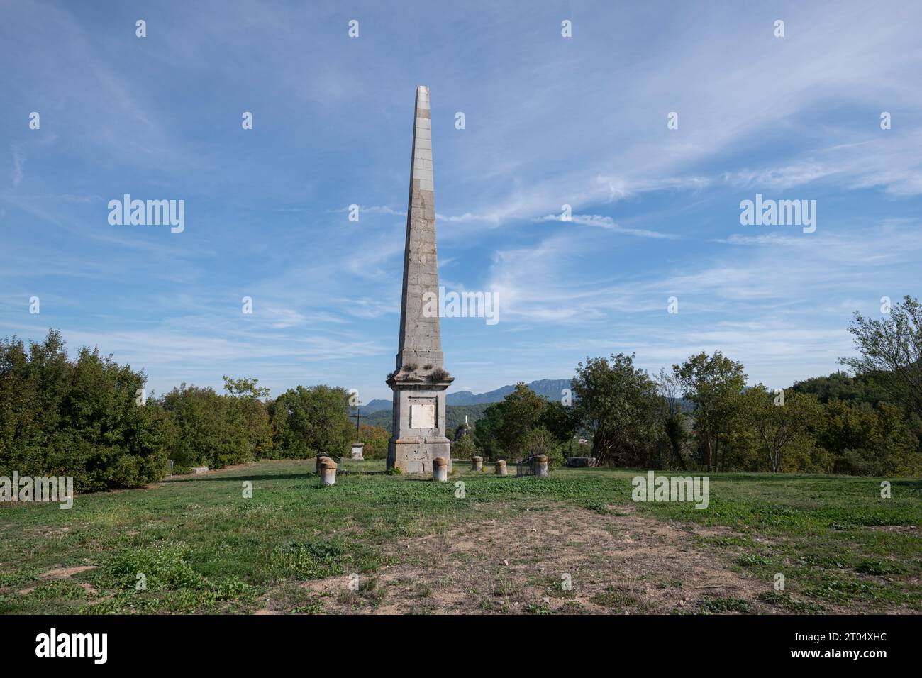 Obelisk von Tourves, ein Denkmal aus dem 19. Jahrhundert in Var, Frankreichs Schloss Valbelle Stockfoto