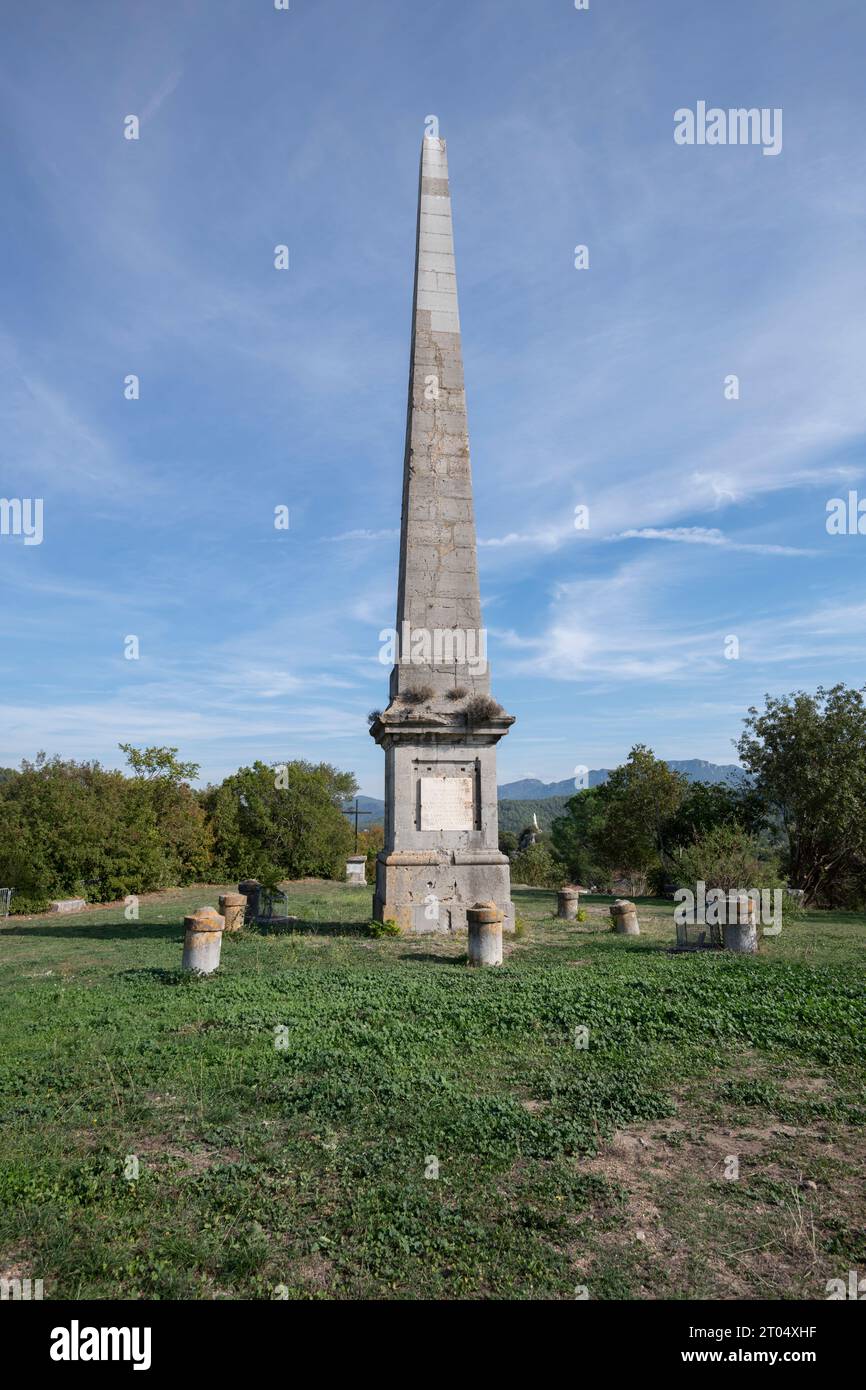 Obelisk of Tourves, ein provenzalisches Juwel aus dem 19. Jahrhundert, eine Seltenheit der Provence, verströmt Geschichte und bietet malerische Ausblicke, Stockfoto