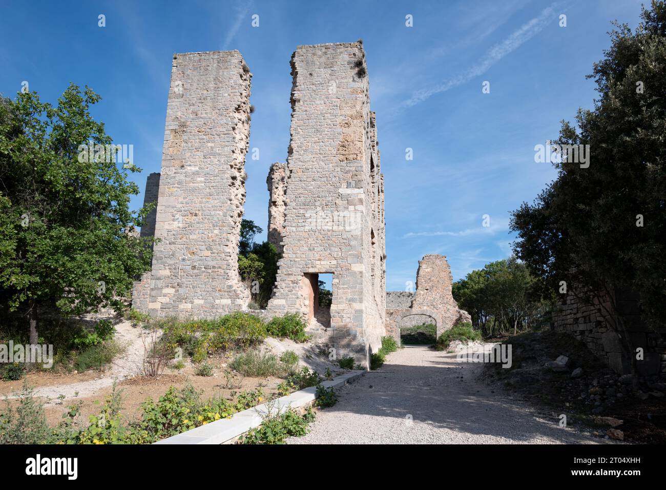 Das Schloss von Tourves in Frankreich ist eine Burg aus dem 18. Jahrhundert, die heute in Ruinen liegt. Einst eine große Residenz, hat sie sich seither in einen Park verwandelt Stockfoto