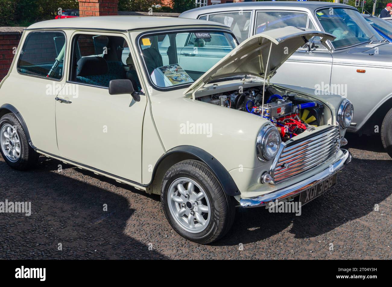 Carryduff, County Down, Nordirland 23. September 2023 – White Mini mit offener Motorhaube und unberührtem Motorblock Stockfoto
