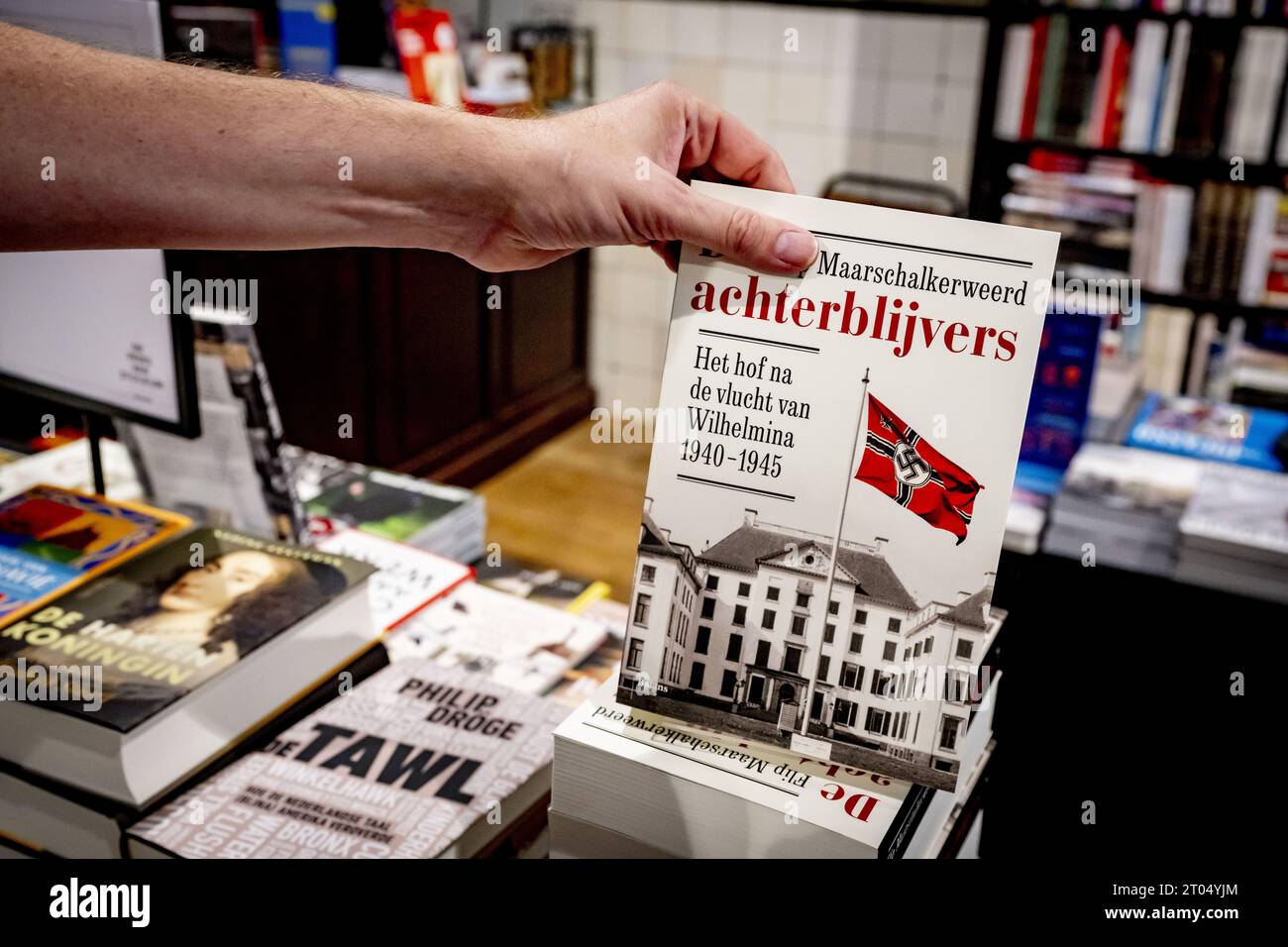 Das Buch de Achterblijvers von Flip Maarschalkerweerd in einem Buchladen. Der Historiker offenbart in seinem neuen Buch de Achterblijvers, dass er die ursprüngliche NSDAP-Mitgliedskarte des verstorbenen Prinzen Bernhard gefunden hat. In den Haag, Niederlande, 4. Oktober 2023. ANP ROBIN UTRECHT niederlande raus - belgien raus Stockfoto