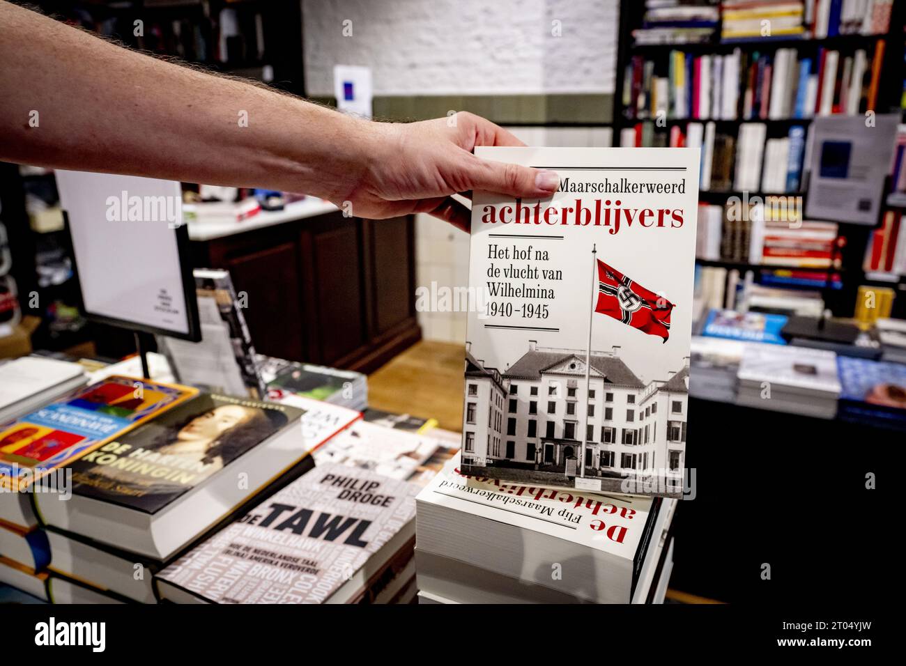 Das Buch de Achterblijvers von Flip Maarschalkerweerd in einem Buchladen. Der Historiker offenbart in seinem neuen Buch de Achterblijvers, dass er die ursprüngliche NSDAP-Mitgliedskarte des verstorbenen Prinzen Bernhard gefunden hat. In den Haag, Niederlande, 4. Oktober 2023. ANP ROBIN UTRECHT niederlande raus - belgien raus Stockfoto