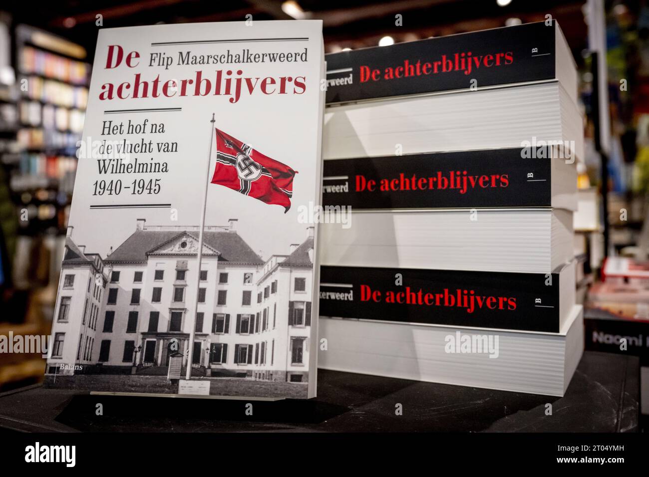 Das Buch de Achterblijvers von Flip Maarschalkerweerd in einem Buchladen. Der Historiker offenbart in seinem neuen Buch de Achterblijvers, dass er die ursprüngliche NSDAP-Mitgliedskarte des verstorbenen Prinzen Bernhard gefunden hat. In den Haag, Niederlande, 4. Oktober 2023. ANP ROBIN UTRECHT niederlande raus - belgien raus Stockfoto