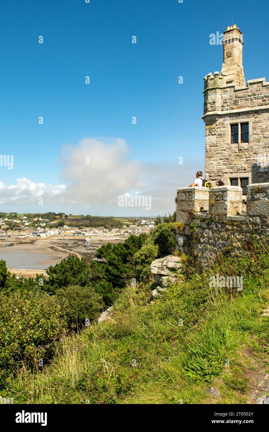Blick auf Marazion vom St. Michael's Mount, Cornwall, England Stockfoto