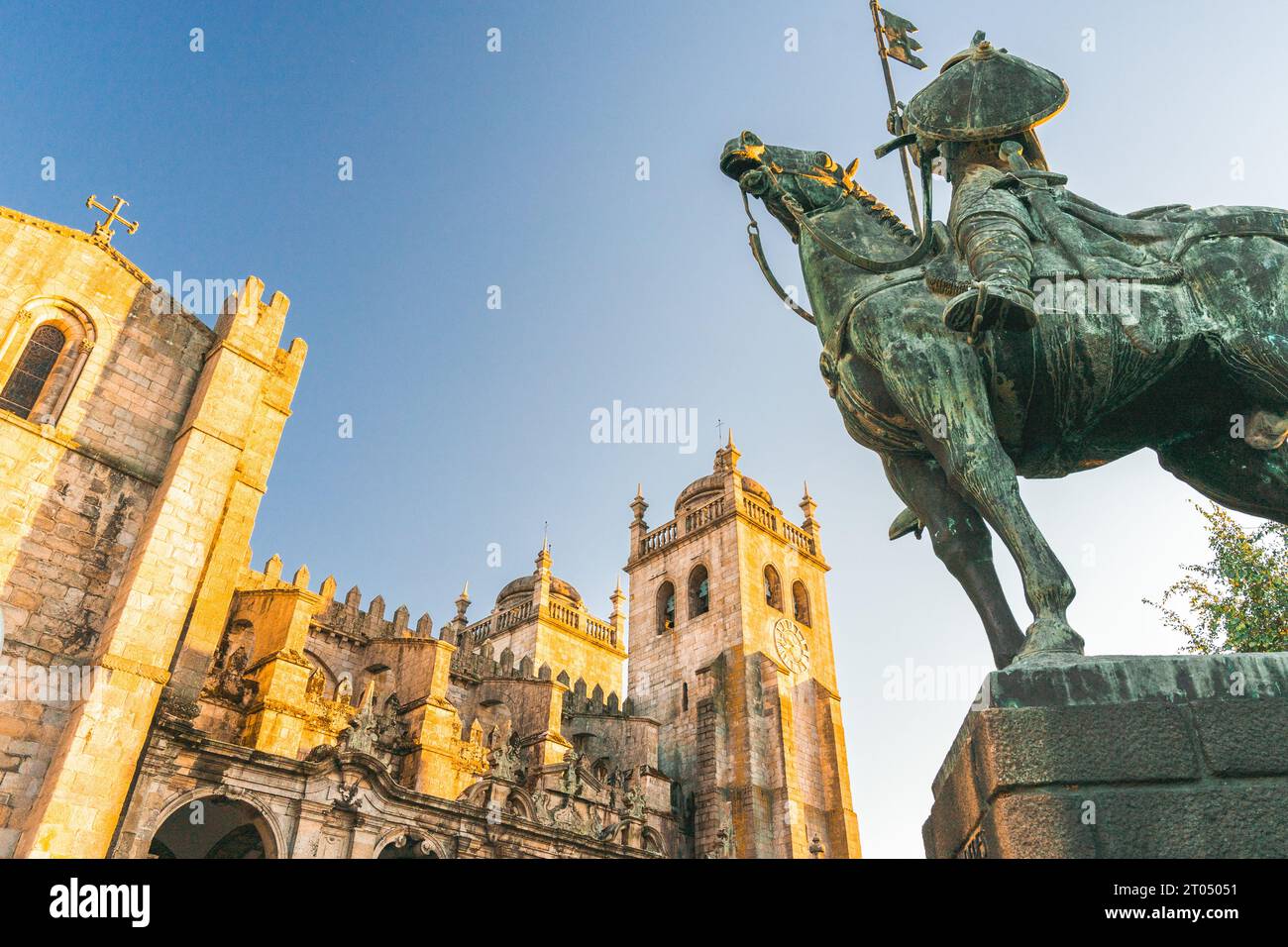 Die Kathedrale von Porto und die Statue von Vimara Peres. Porto Portugal. Juli 2023. Stockfoto