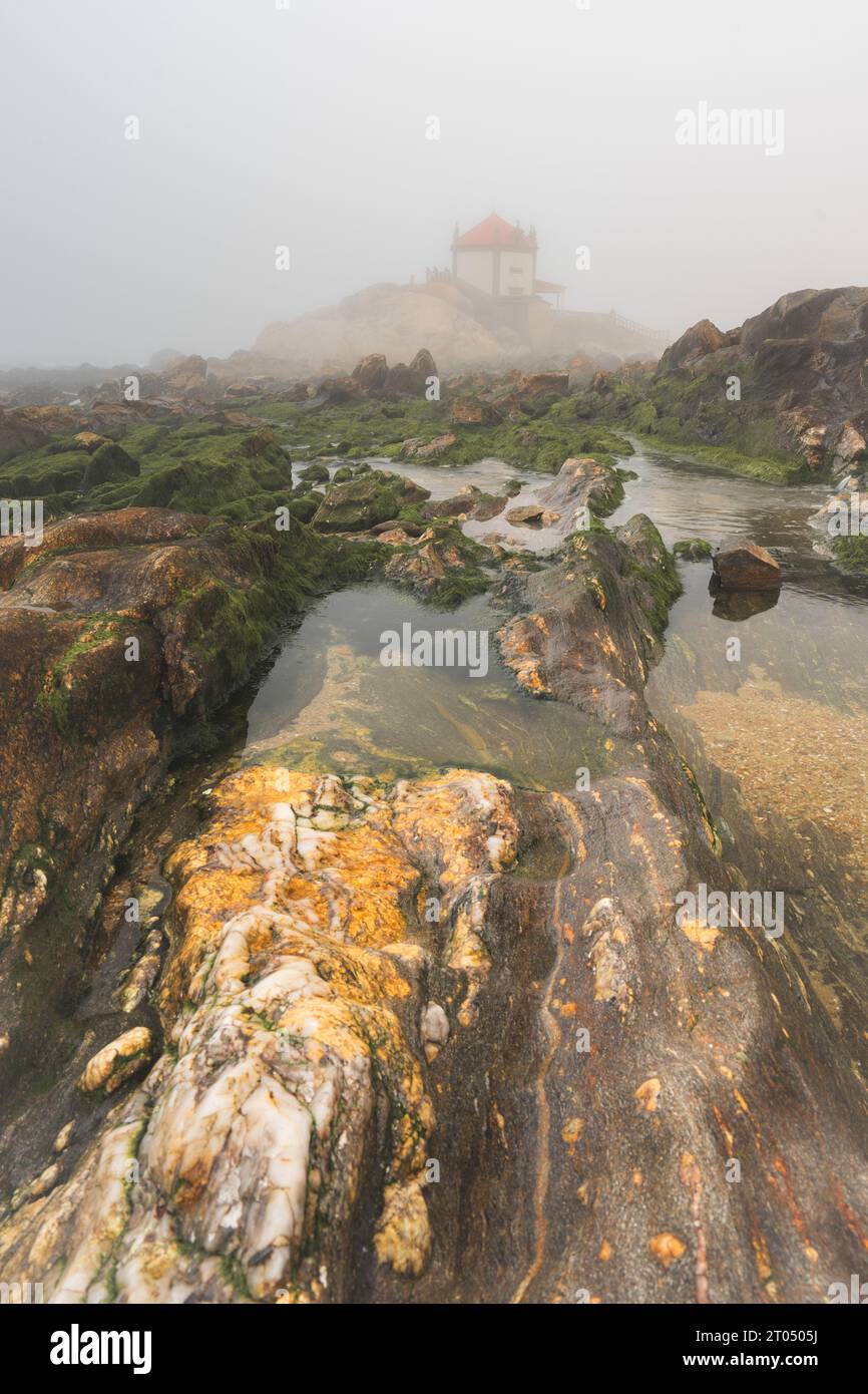 Capela do Senhor da Pedra, im Nebel. Porto, Portugal. Stockfoto