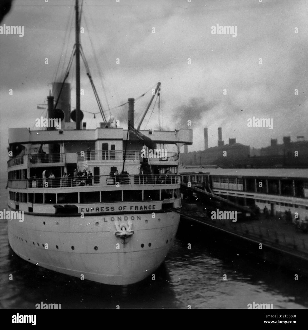 Die Kaiserin von Frankreich, ein Schiff, das in Liverpool angedockt hat. Dieses Foto stammt von einem nicht zugeschriebenen persönlichen Fotoalbum einer Kreuzfahrt nach New York vom 29. Juni bis 13. August 1956. Segeln von Liverpool an Bord des Cunard-Schiffes M.V. Britannic und Rückfahrt von New York nach Southampton an Bord des Cunard-Schiffes R.M.S. Queen Mary. Die durchschnittliche Größe der Originalfotos betrug 4 x 3 Zoll. Stockfoto