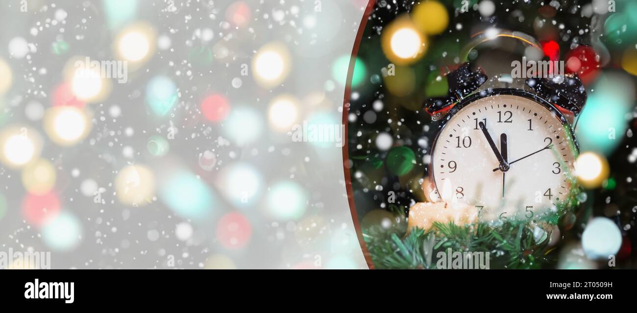 Der Wecker zeigt an, dass es in fünf Minuten zwölf Uhr ist, das neue Jahr. Fünf Minuten bis zwölf, Silvester. Nahaufnahme. Neujahr b Stockfoto