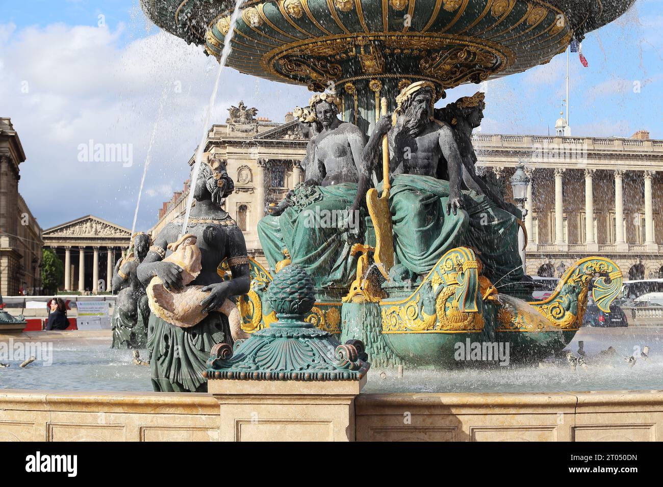 PARIS, FRANKREICH - 14. MAI 2015: Es ist ein Brunnen mit mythologischen Meeresfiguren auf dem Concorde-Platz. Stockfoto