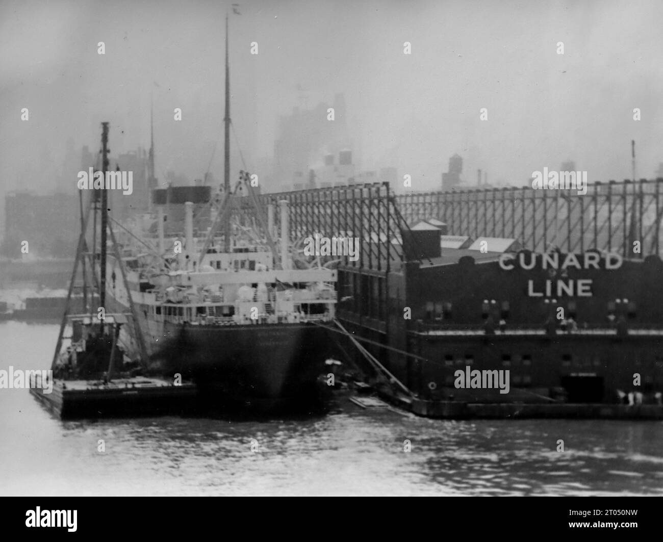 Die MV Britannic hat in New York angedockt. Dieses Foto stammt von einem nicht zugeschriebenen persönlichen Fotoalbum einer Kreuzfahrt nach New York vom 29. Juni bis 13. August 1956. Segeln von Liverpool an Bord des Cunard-Schiffes M.V. Britannic und Rückfahrt von New York nach Southampton an Bord des Cunard-Schiffes R.M.S. Queen Mary. Die durchschnittliche Größe der Originalfotos betrug 4 x 3 Zoll. Stockfoto