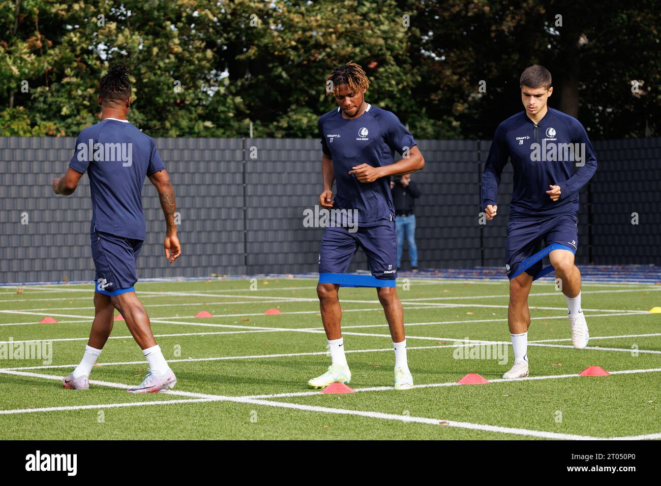 Gents Spieler wurden während eines Trainings der belgischen Fußballmannschaft KAA Gent am Mittwoch, 4. Oktober 2023 in Gent in Aktion dargestellt. Das Team bereitet sich auf das morgige Spiel gegen den israelischen Maccabi Tel Aviv vor, am zweiten Tag der Gruppenphase des UEFA Conference League-Wettbewerbs in Gruppe B. BELGA FOTO KURT DESPLENTER Stockfoto