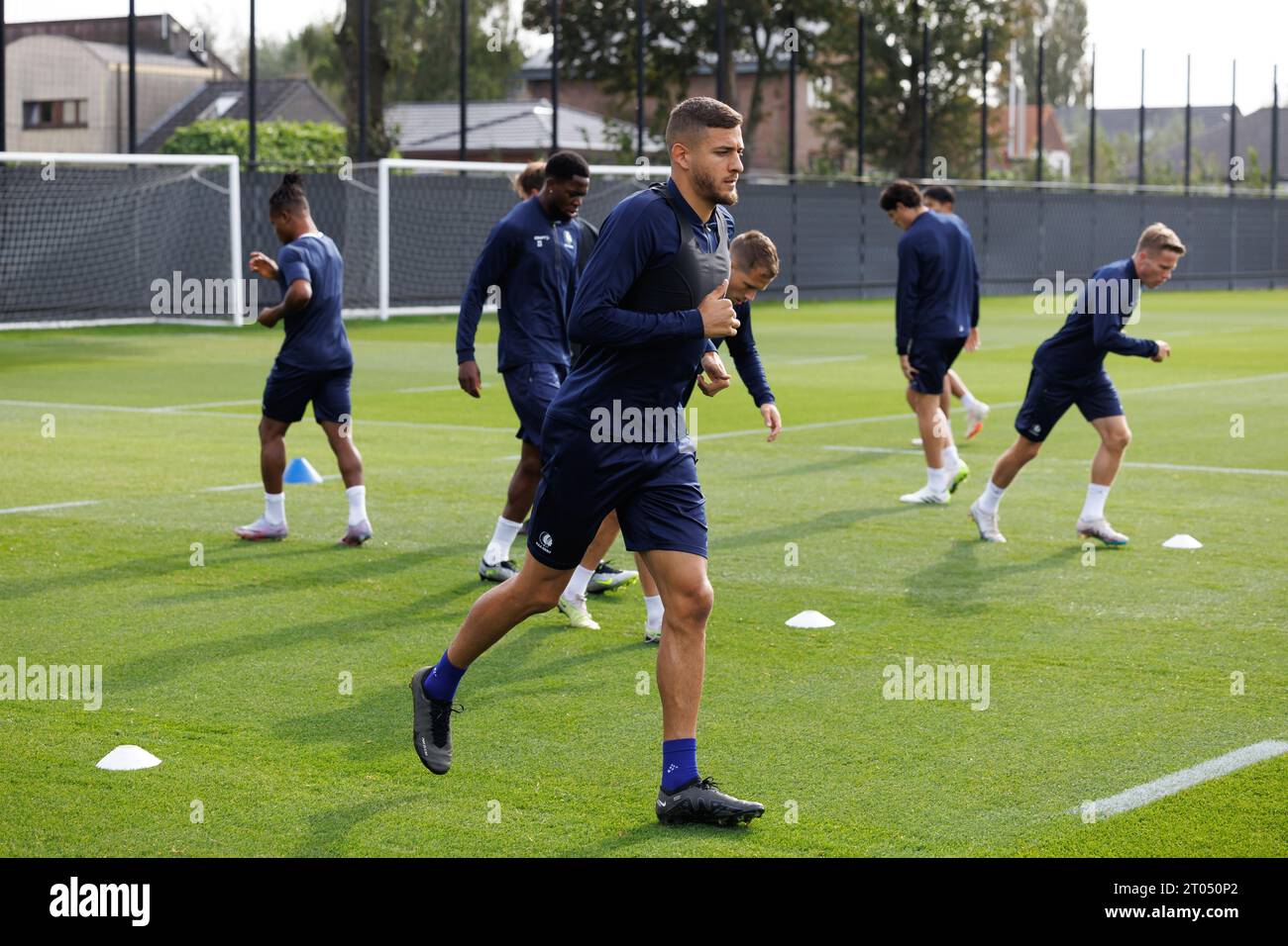 Gents Spieler wurden während eines Trainings der belgischen Fußballmannschaft KAA Gent am Mittwoch, 4. Oktober 2023 in Gent in Aktion dargestellt. Das Team bereitet sich auf das morgige Spiel gegen den israelischen Maccabi Tel Aviv vor, am zweiten Tag der Gruppenphase des UEFA Conference League-Wettbewerbs in Gruppe B. BELGA FOTO KURT DESPLENTER Stockfoto