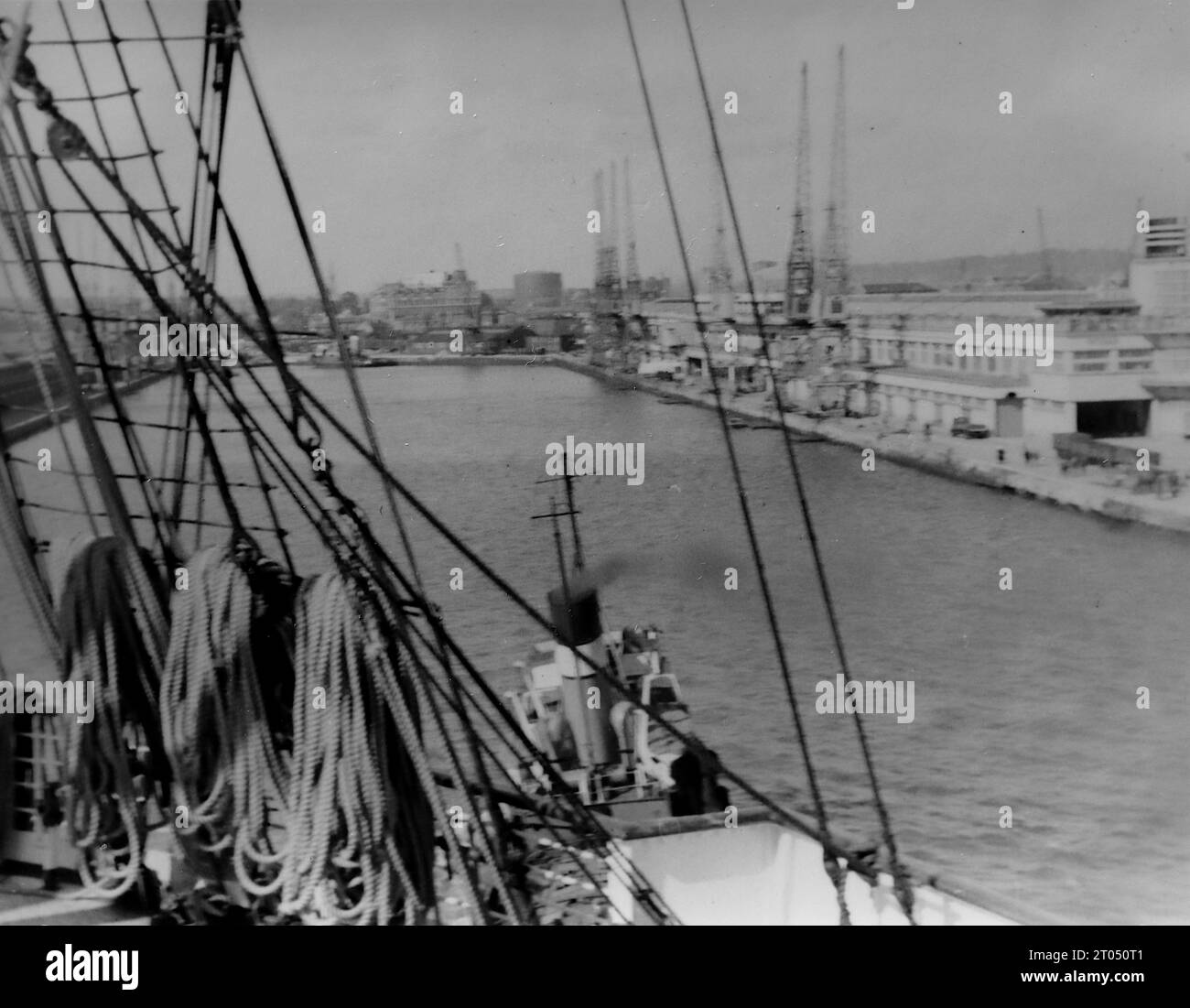 Ankunft an den Southampton Docks, von Bord der R.M.S. Queen Mary aus gesehen. Dieses Foto stammt von einem nicht zugeschriebenen persönlichen Fotoalbum einer Kreuzfahrt nach New York vom 29. Juni bis 13. August 1956. Segeln von Liverpool an Bord des Cunard-Schiffes M.V. Britannic und Rückfahrt von New York nach Southampton an Bord des Cunard-Schiffes R.M.S. Queen Mary. Die durchschnittliche Größe der Originalfotos betrug 4 x 3 Zoll. Stockfoto