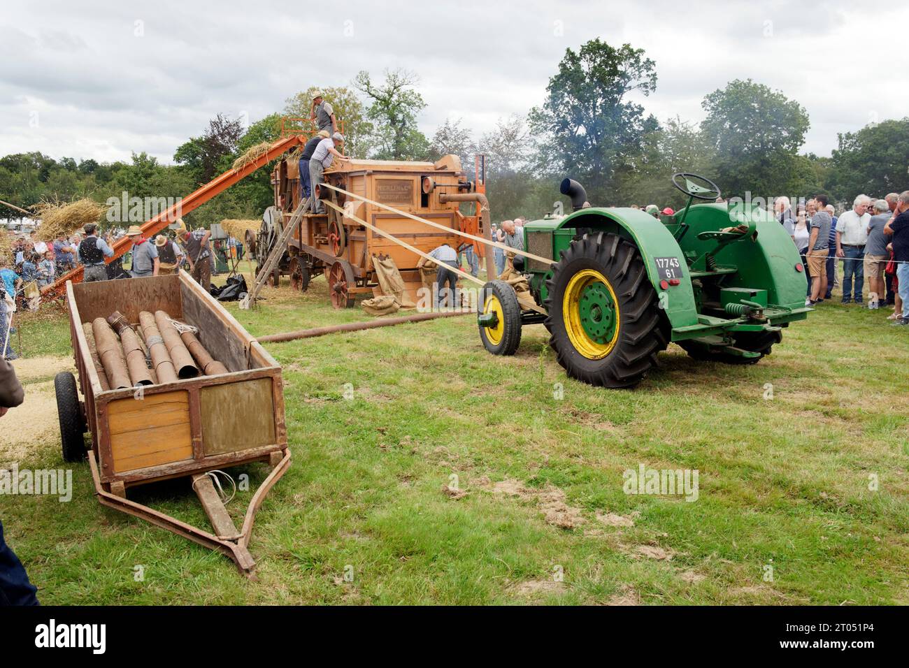 Alte Erntemaschine, die auf altmodische Weise in Saint-Fraimbault (Orne, Normandie, Frankreich) erntet. Stockfoto