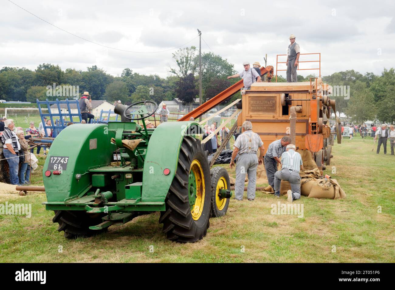 Alte Erntemaschine, die auf altmodische Weise in Saint-Fraimbault (Orne, Normandie, Frankreich) erntet Stockfoto