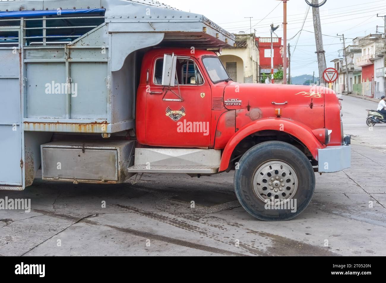 Ein alter amerikanischer Oldtimer, der zum Transport von Passagieren umgebaut wurde. Das Fahrzeug wird privat als kleines Unternehmen betrieben. Santa Clara, Kuba, 2023 Stockfoto