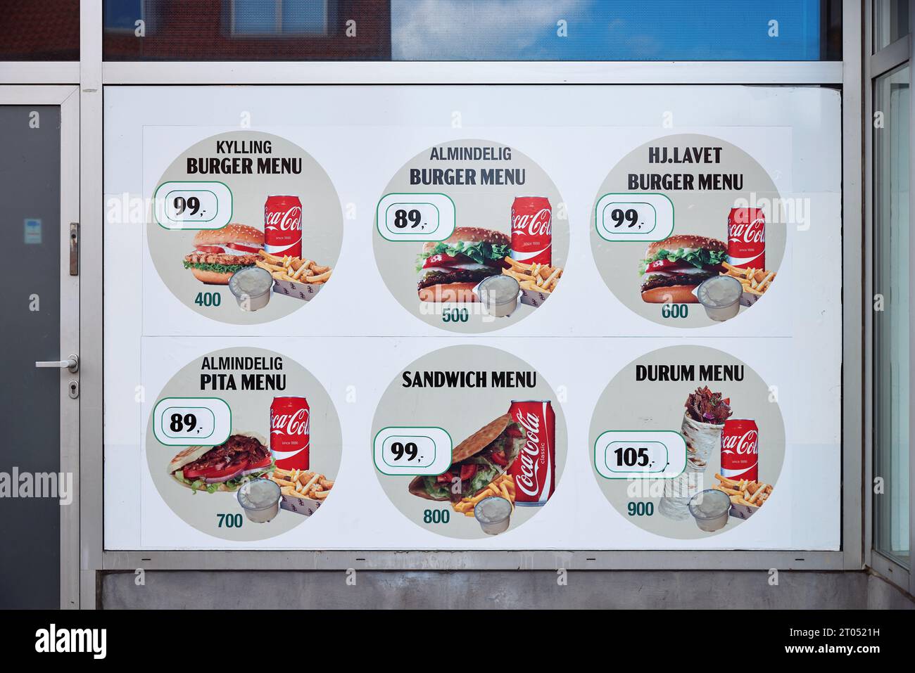 Dänisches Fast-Food-Menü am Fenster Stockfoto