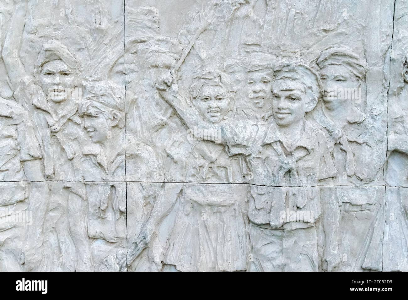 Skulpturenensemble und Gedenkstätte für Kommandeur Ernesto Che Guevara. Steinkunst einer Gruppe von Kindern in Studentenuniformen. Santa Clara, Kuba, 2023 Stockfoto