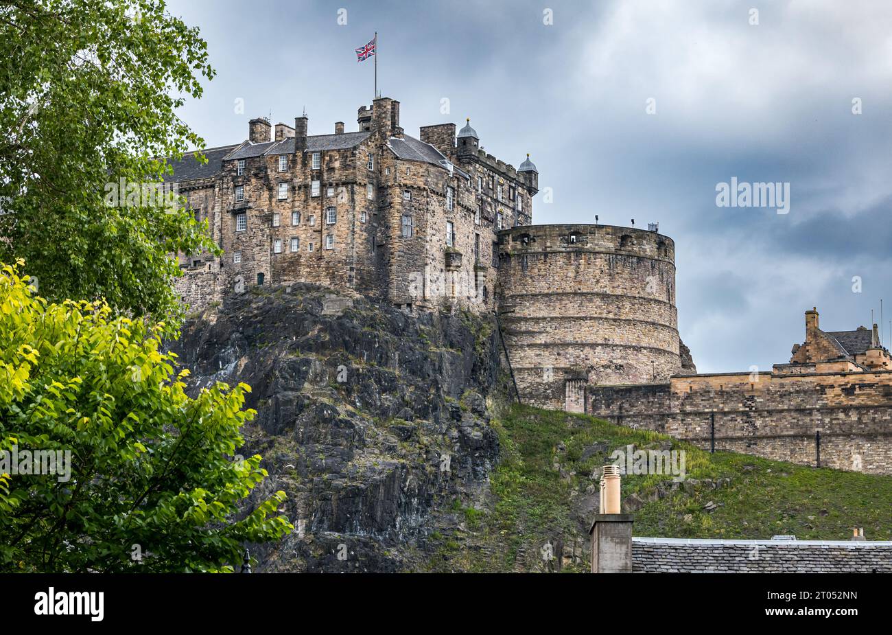 Britische Flagge von Union Jack, die von Edinburgh Castle auf Felsvorsprüngen fliegt, Edinburgh, Schottland, Vereinigtes Königreich Stockfoto