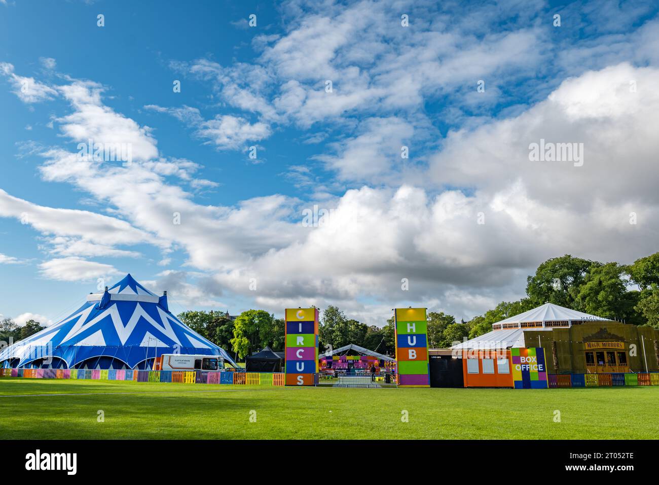 Circus Hub on the Meadows mit großem Zelt während des Edinburgh Festival Fringe, Schottland, Großbritannien Stockfoto