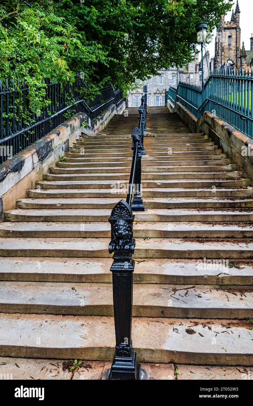 Playfair Steps at the Mound führt zur Assembly, mit verziertem alten schwarzen Handlauf Edinburgh, Schottland, Großbritannien Stockfoto