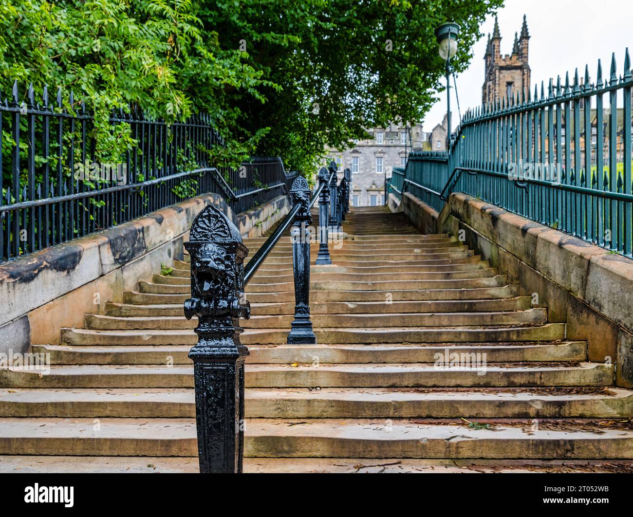 Playfair Steps at the Mound führt zur Assembly, mit verziertem alten schwarzen Handlauf Edinburgh, Schottland, Großbritannien Stockfoto